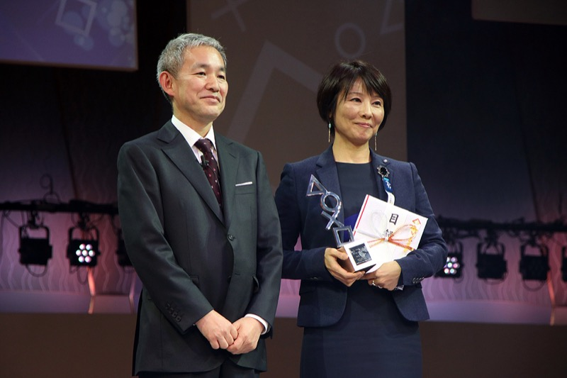 Illustration for article titled A Konami PR Person Just Got a Metal Gear Solid V Award Instead of Hideo Kojima